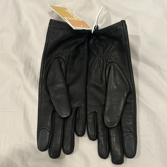 Micheal Kors touch tip gloves - Picture 3 of 4